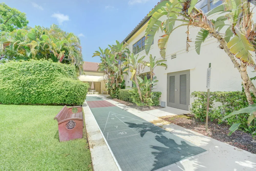 10215 N Circle Lake Dr, Boynton Beach, FL 33437