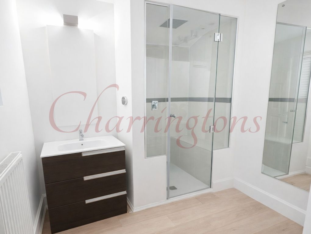 Spacious Three-Bedroom Flat on Linden Gardens W2 Image 8
