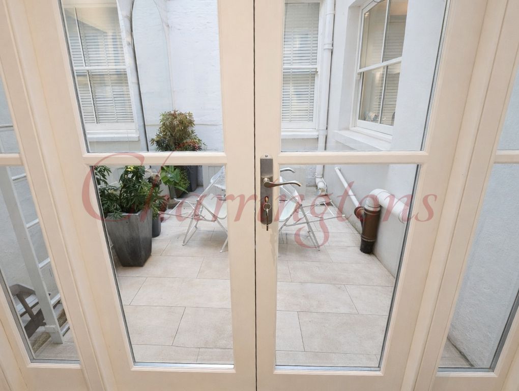 Spacious Three-Bedroom Flat on Linden Gardens W2 Image 16
