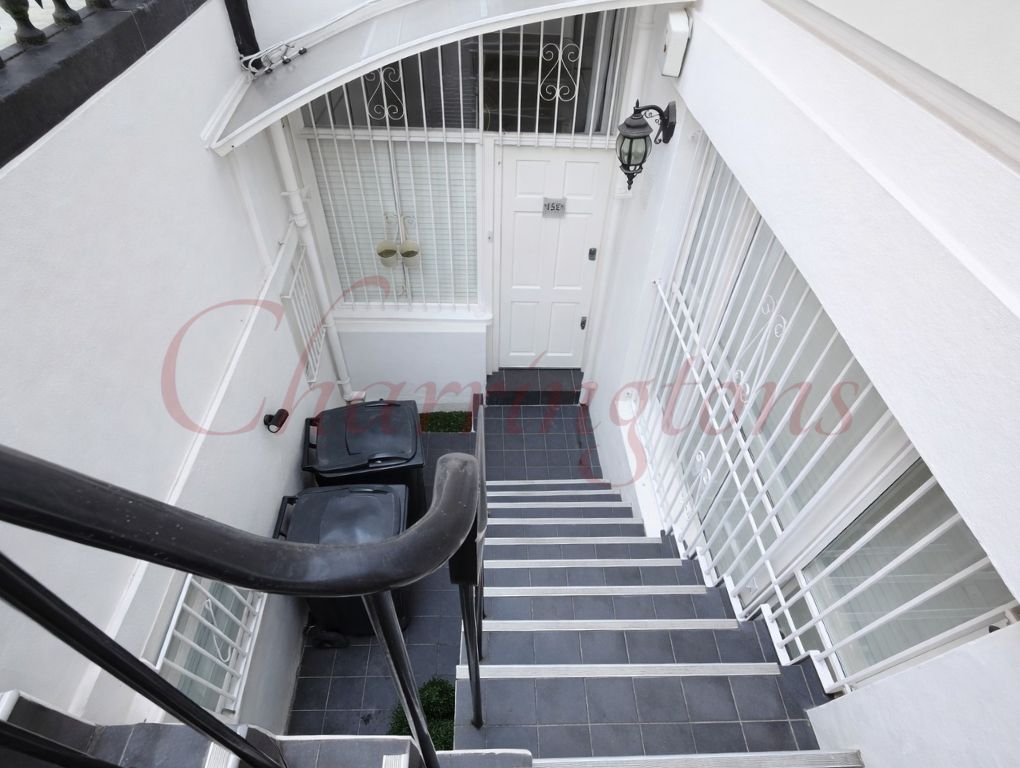Spacious Three-Bedroom Flat on Linden Gardens W2 Image 10
