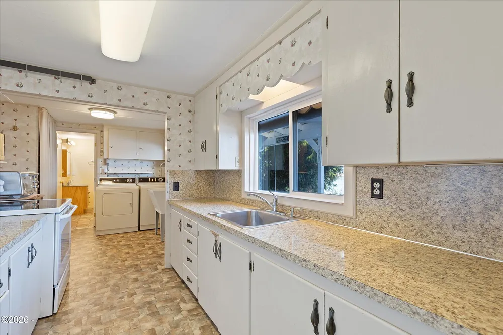 2032 SE Garden Way, Waldport, OR 97394