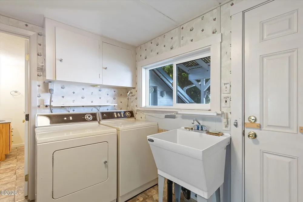 2032 SE Garden Way, Waldport, OR 97394