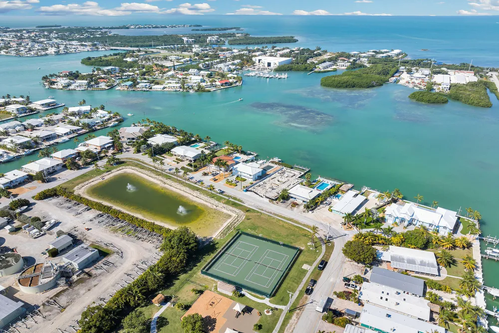 900 Shelter Bay Dr, Key Colony Beach, FL 33051