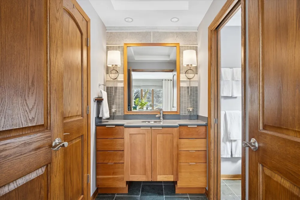 447 Stratford Ln, Willowbrook, IL 60527