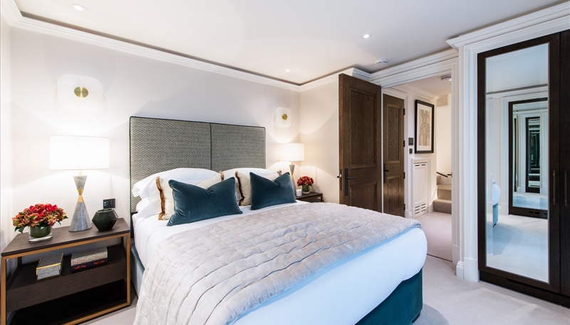 Two Bedroom Two Bathroom Apartment To Let  Prince of Wales Terrace Kensington W8  Image 4