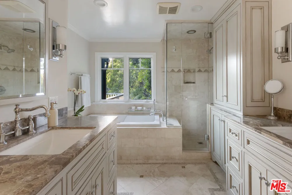 2555 N Altadena Dr, Altadena, CA 91001