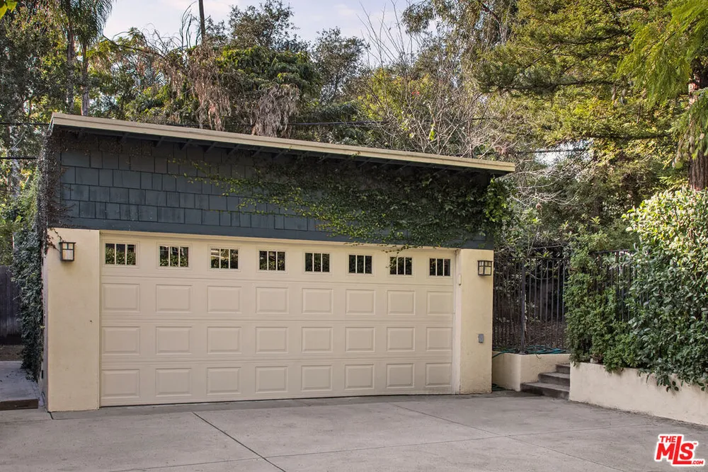 2555 N Altadena Dr, Altadena, CA 91001