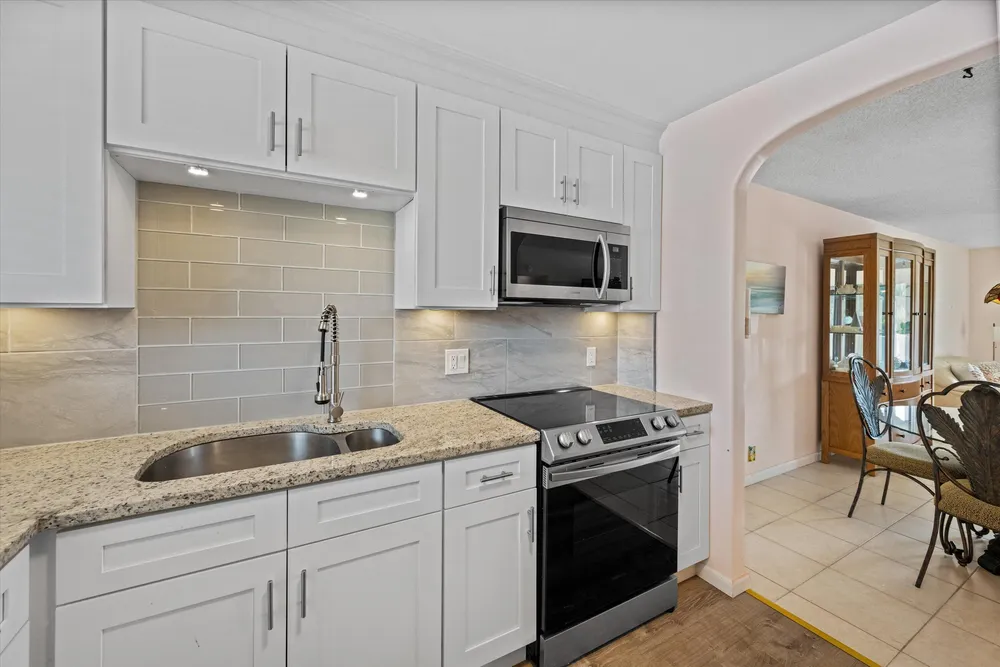 421 S Lakeside Dr, Lake Worth Beach, FL 33460