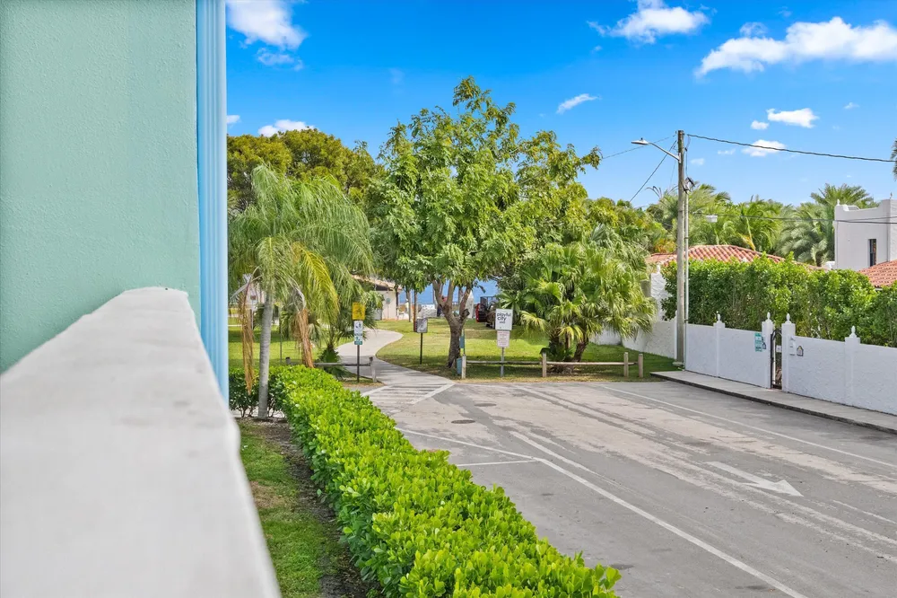 421 S Lakeside Dr, Lake Worth Beach, FL 33460