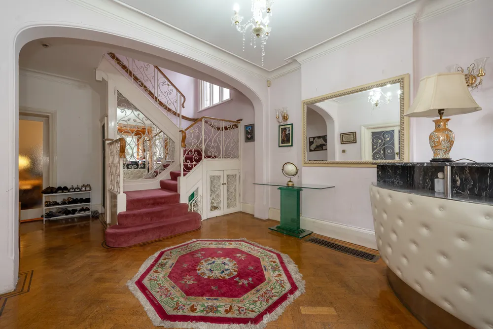 Gunnersbury Avenue, Ealing, W5