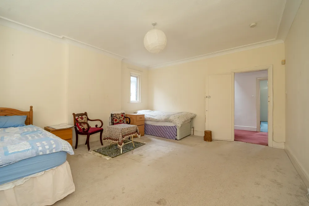 Gunnersbury Avenue, Ealing, W5