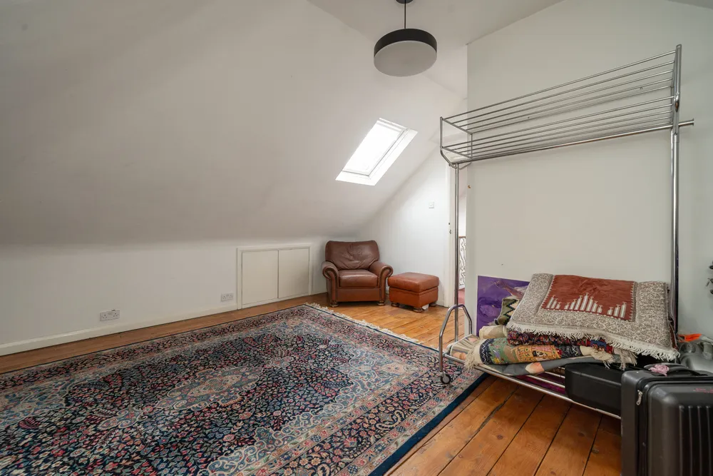 Gunnersbury Avenue, Ealing, W5