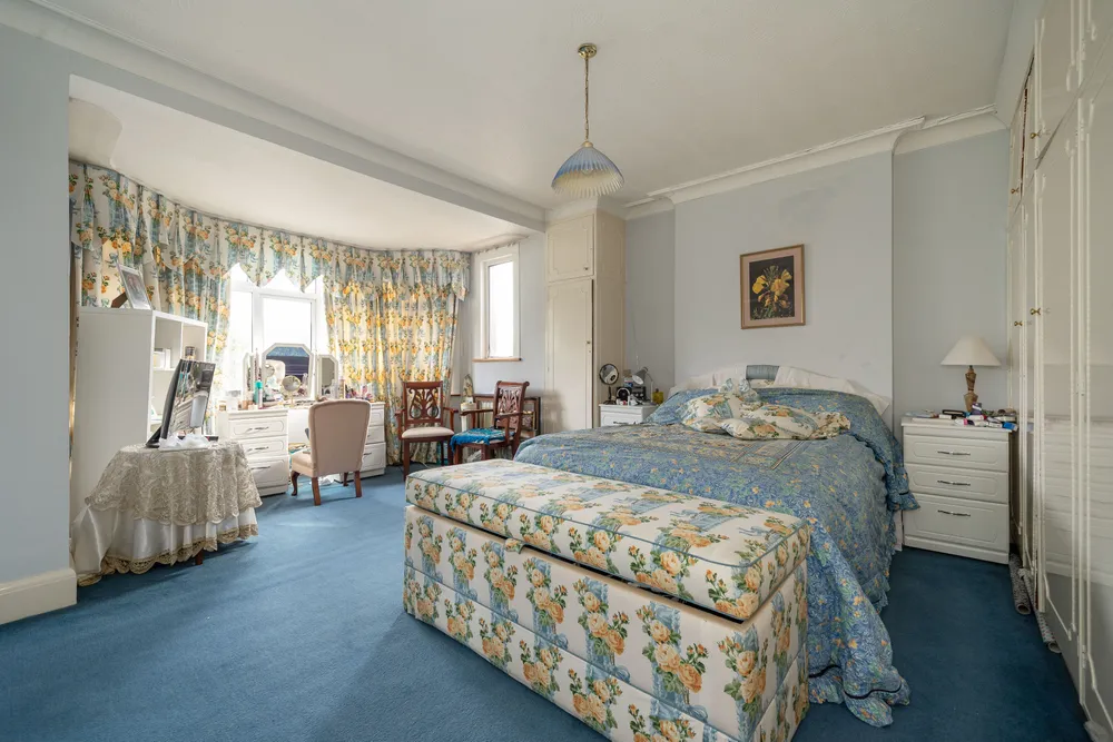 Gunnersbury Avenue, Ealing, W5