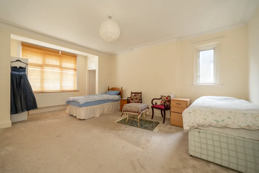 Gunnersbury Avenue, Ealing, W5