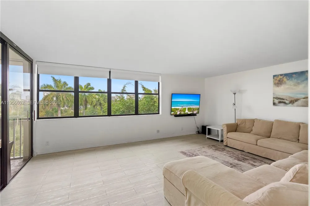 3440 NE 192nd St, Aventura, FL 33180