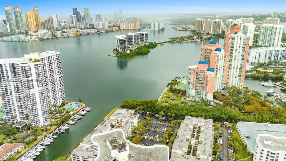 3440 NE 192nd St, Aventura, FL 33180