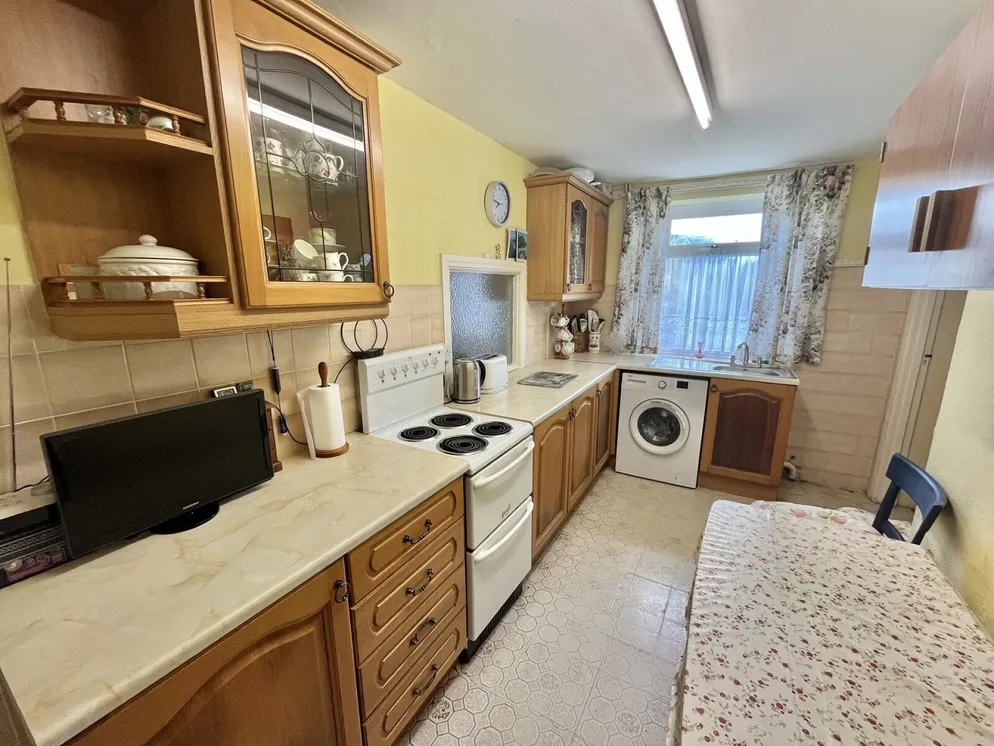 Property carousel item 6