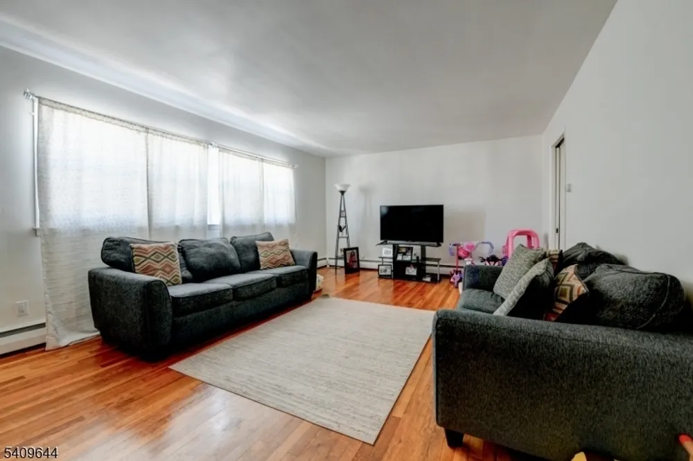 832 Dewey St, Union, NJ 07083