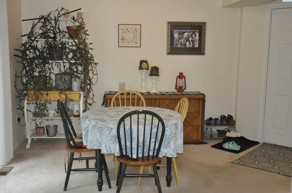 2430 NW Granite Ct, Pullman, WA 99163-3688