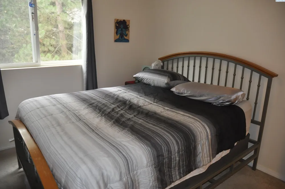 2430 NW Granite Ct, Pullman, WA 99163-3688