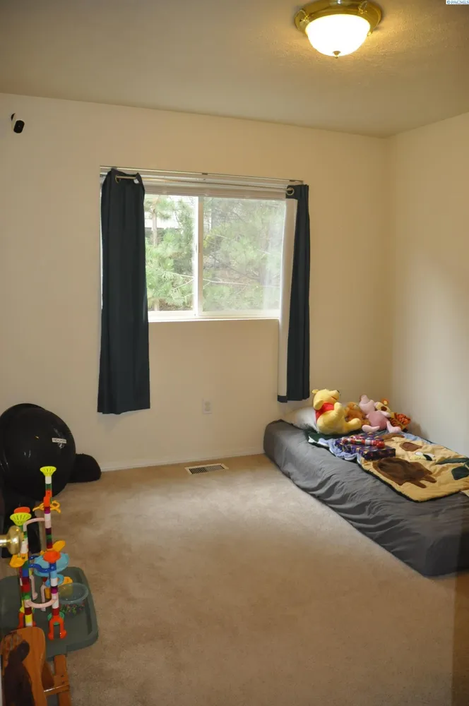 2430 NW Granite Ct, Pullman, WA 99163-3688