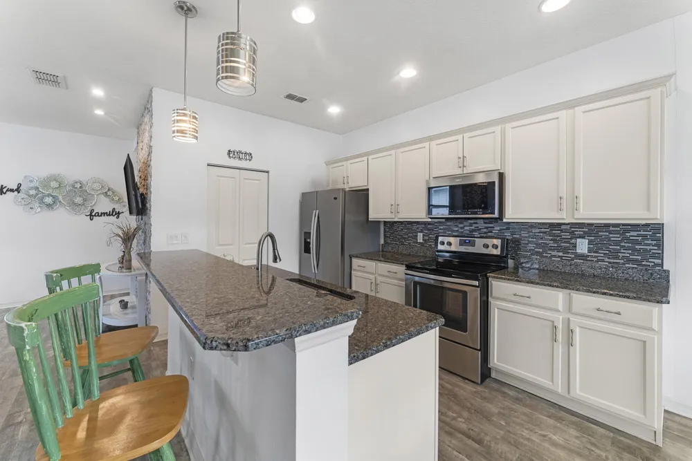 110 65th Ave E, Bradenton, FL 34203