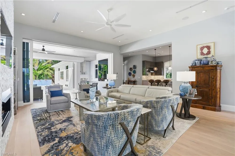 725 Harbour Dr, Naples, FL 34103