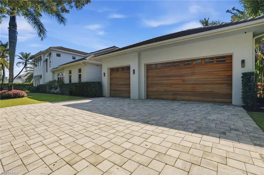725 Harbour Dr, Naples, FL 34103
