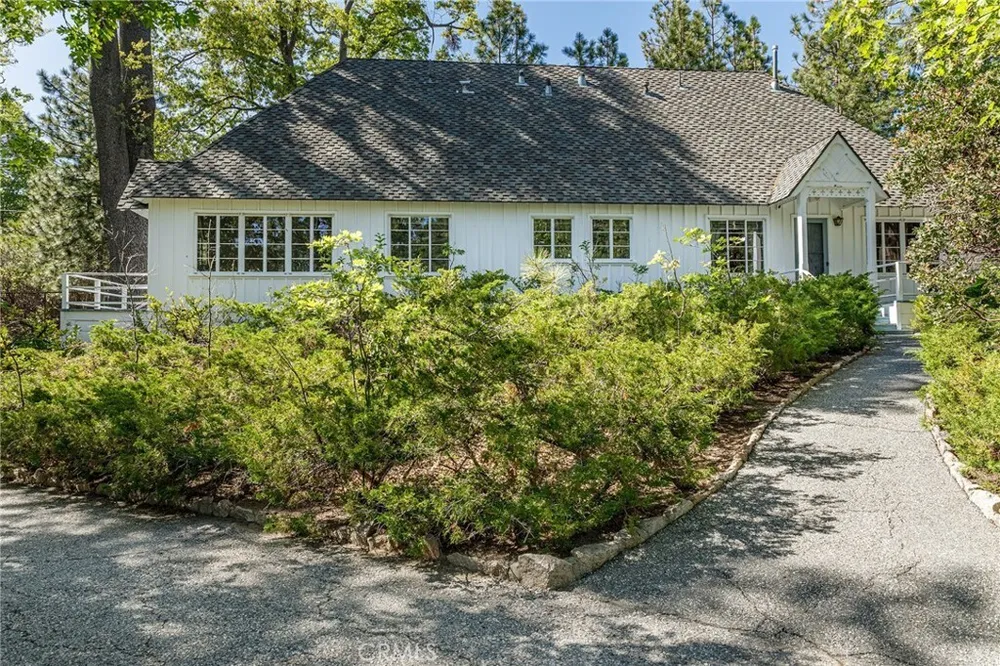 28641 NORTH SHORE RD, Lake Arrowhead, CA 92352