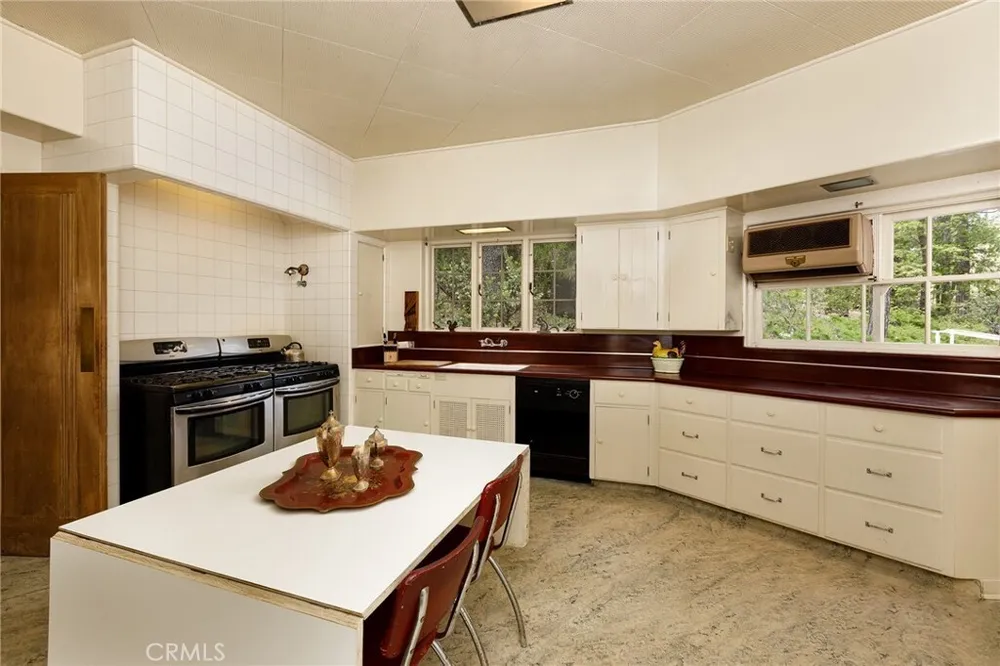 28641 NORTH SHORE RD, Lake Arrowhead, CA 92352