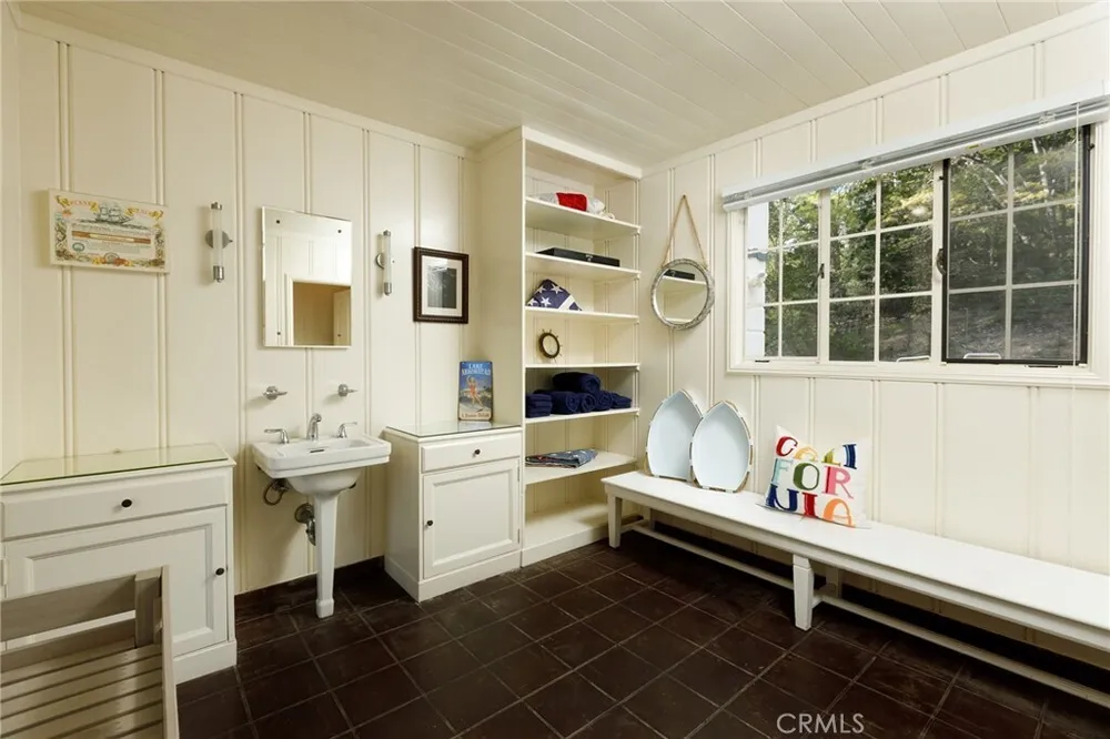 28641 NORTH SHORE RD, Lake Arrowhead, CA 92352