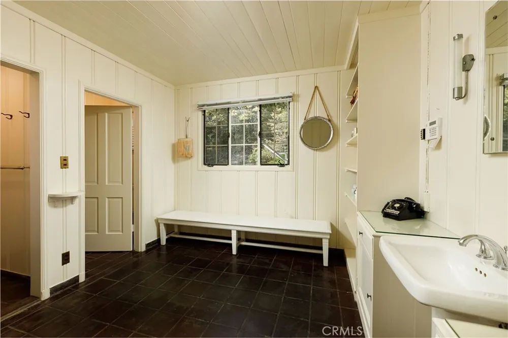 28641 NORTH SHORE RD, Lake Arrowhead, CA 92352