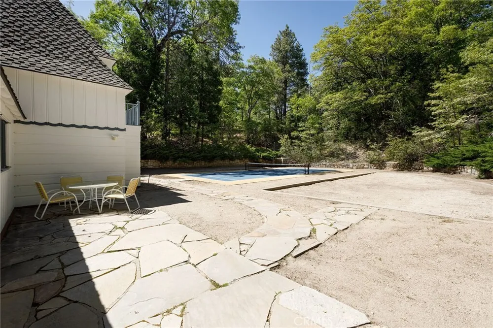 28641 NORTH SHORE RD, Lake Arrowhead, CA 92352