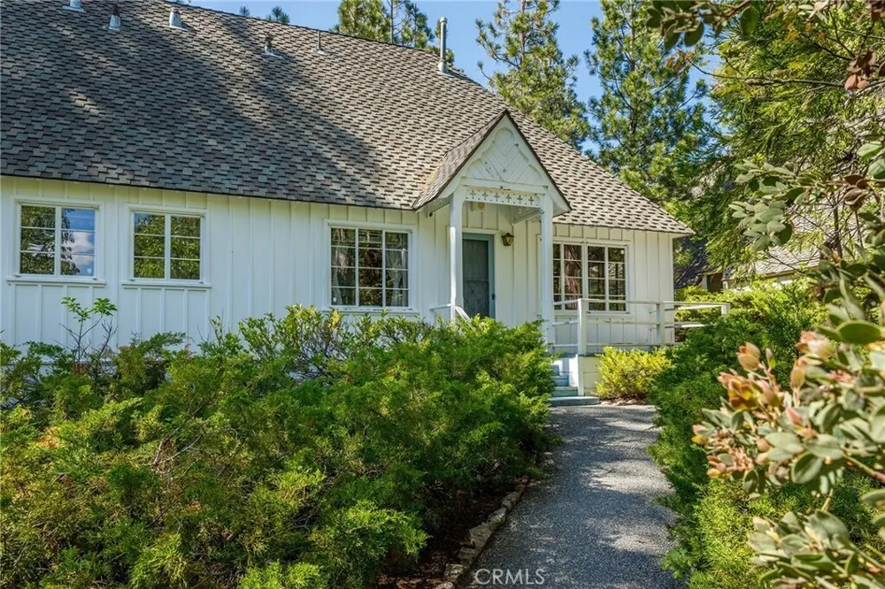 28641 NORTH SHORE RD, Lake Arrowhead, CA 92352