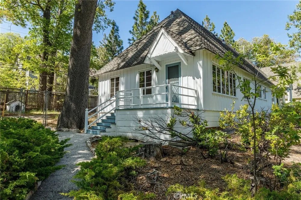 28641 NORTH SHORE RD, Lake Arrowhead, CA 92352