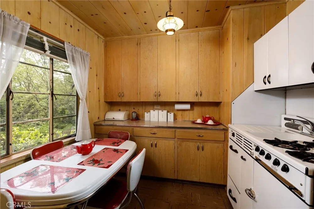28641 NORTH SHORE RD, Lake Arrowhead, CA 92352