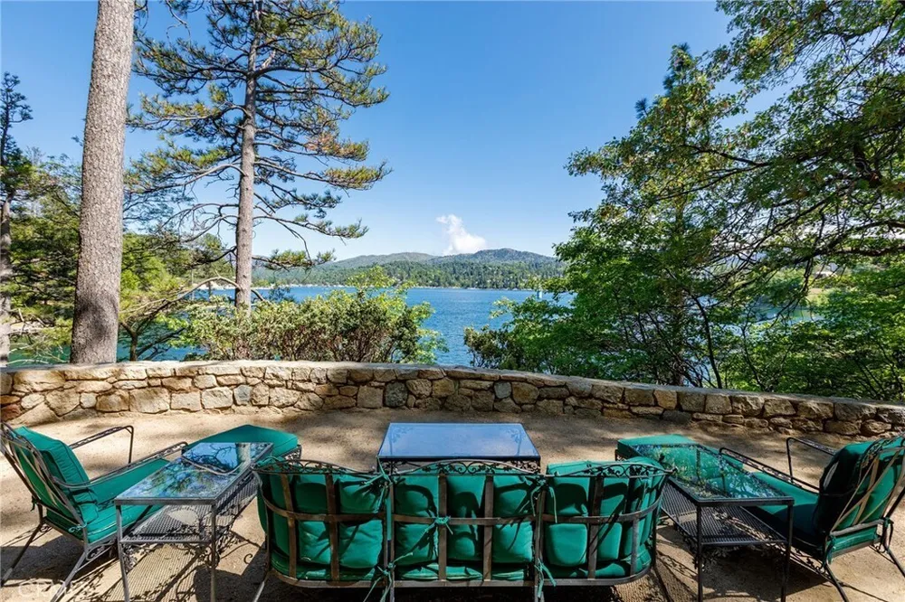 28641 NORTH SHORE RD, Lake Arrowhead, CA 92352
