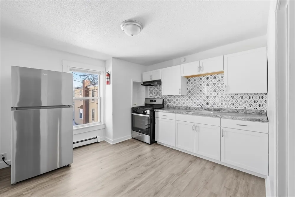 5 Floyd St, Lowell, MA 01852