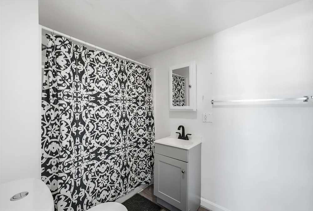 5 Floyd St, Lowell, MA 01852