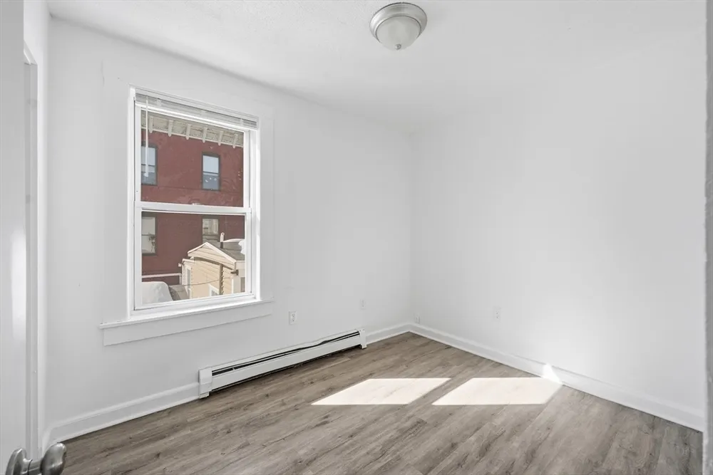 5 Floyd St, Lowell, MA 01852