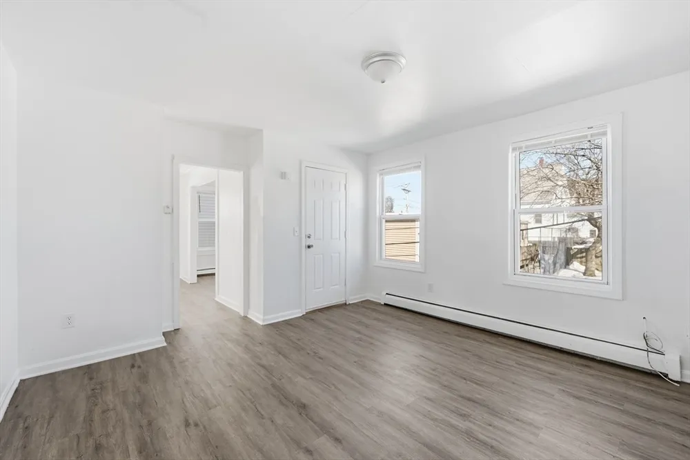 5 Floyd St, Lowell, MA 01852