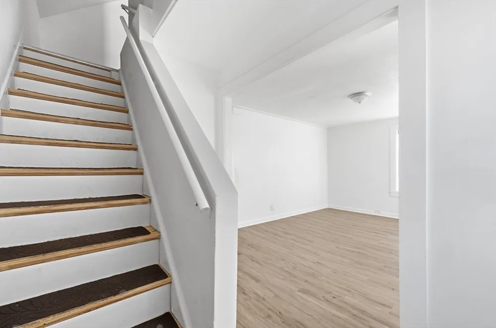 5 Floyd St, Lowell, MA 01852
