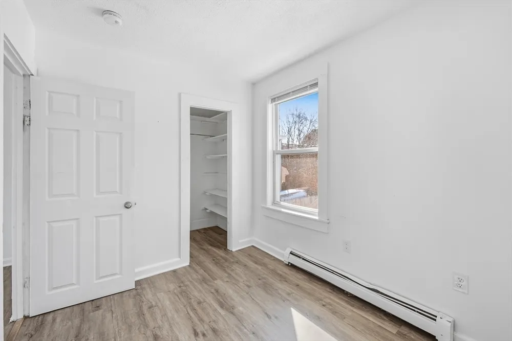 5 Floyd St, Lowell, MA 01852