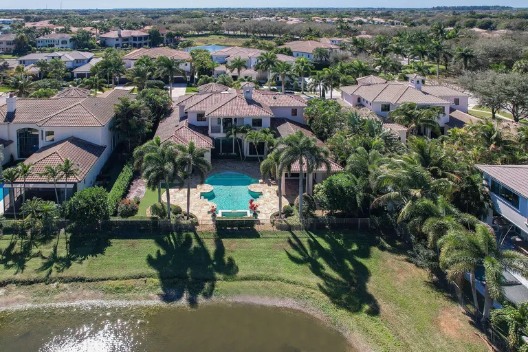 9253 Este Lago Dr, Boca Raton, FL 33496-1053