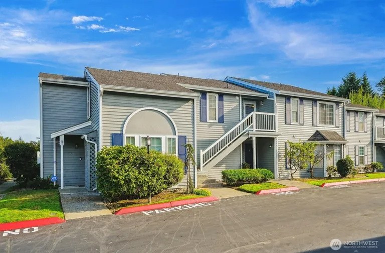 5813 S 238th Ct, Kent, WA 98032