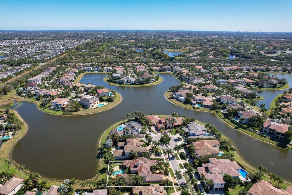 9253 Este Lago Dr, Boca Raton, FL 33496-1053