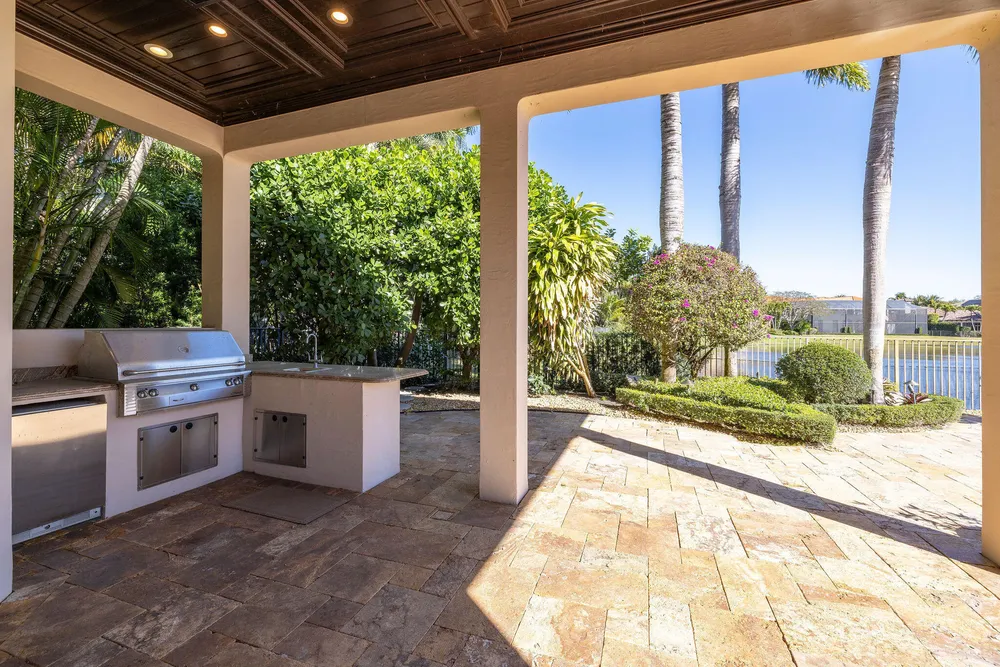 9253 Este Lago Dr, Boca Raton, FL 33496-1053
