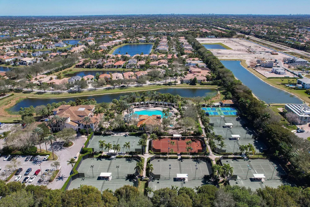 9253 Este Lago Dr, Boca Raton, FL 33496-1053