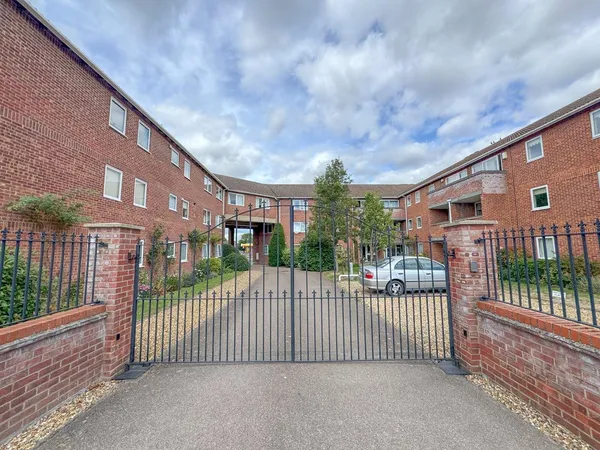 Fairlawns, Newmarket, CB8 photo 1