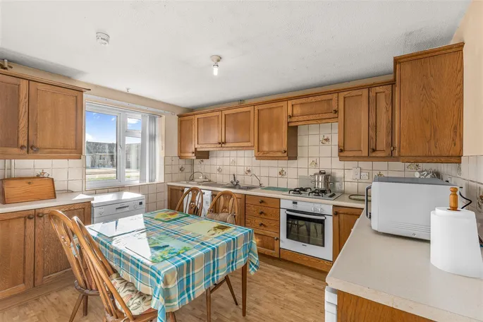 Property carousel image 3